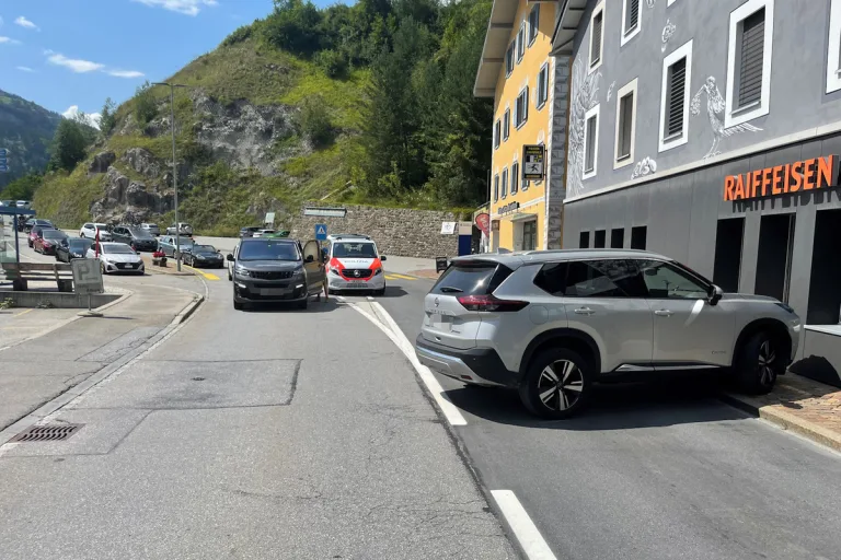 Tiefencastel GR - Fahrradfahrer bei Unfall auf die Fahrbahn geschleudert