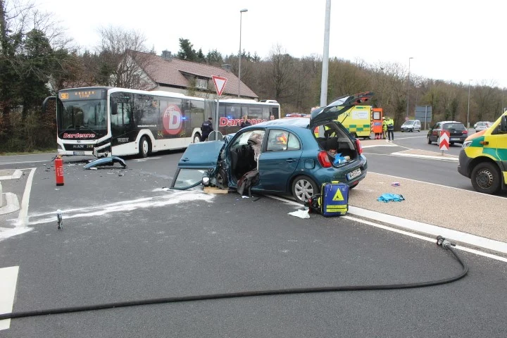 Aachen: Zusammenstoß zwischen Bus und Pkw