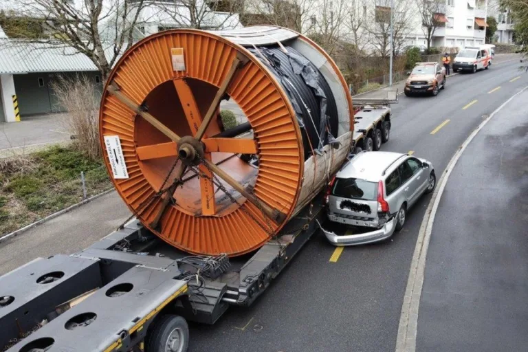 Stadt Schaffhausen -  Kollision zwischen Ausnahmetransport und Personenwagen 