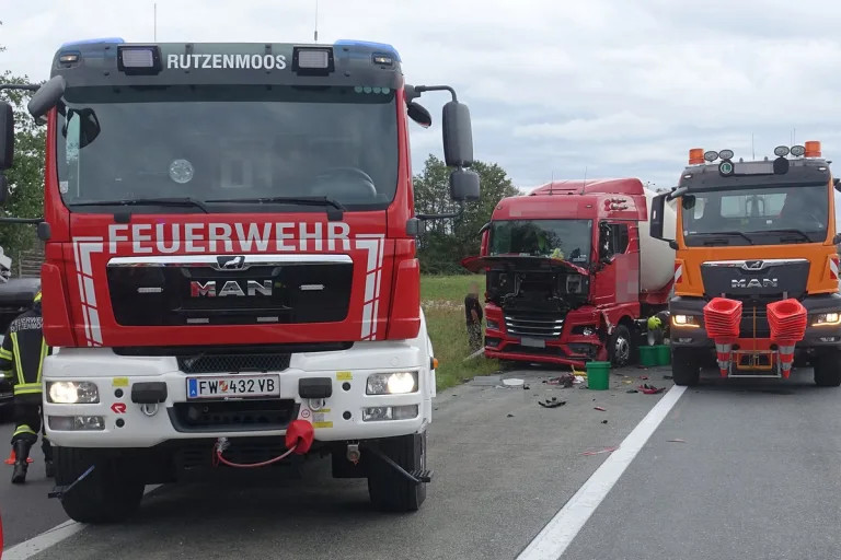 Regau – Dieselaustritt nach Auffahrunfall von zwei Lkw