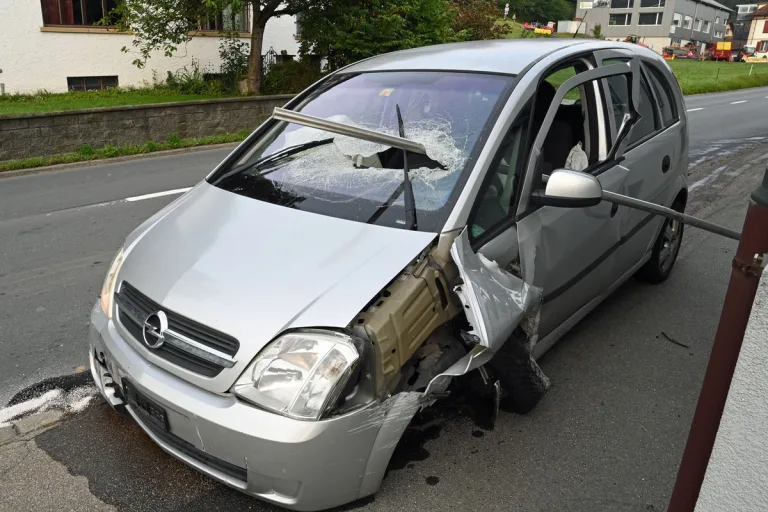 Kanton Luzern - Autofahrer greift nach Unfall Polizisten an 