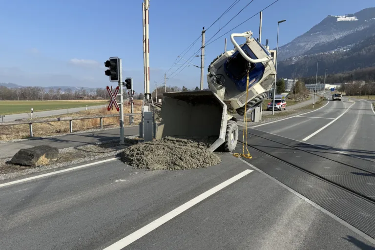 Schaan FL – Dumper mit Betonladung umgefallen