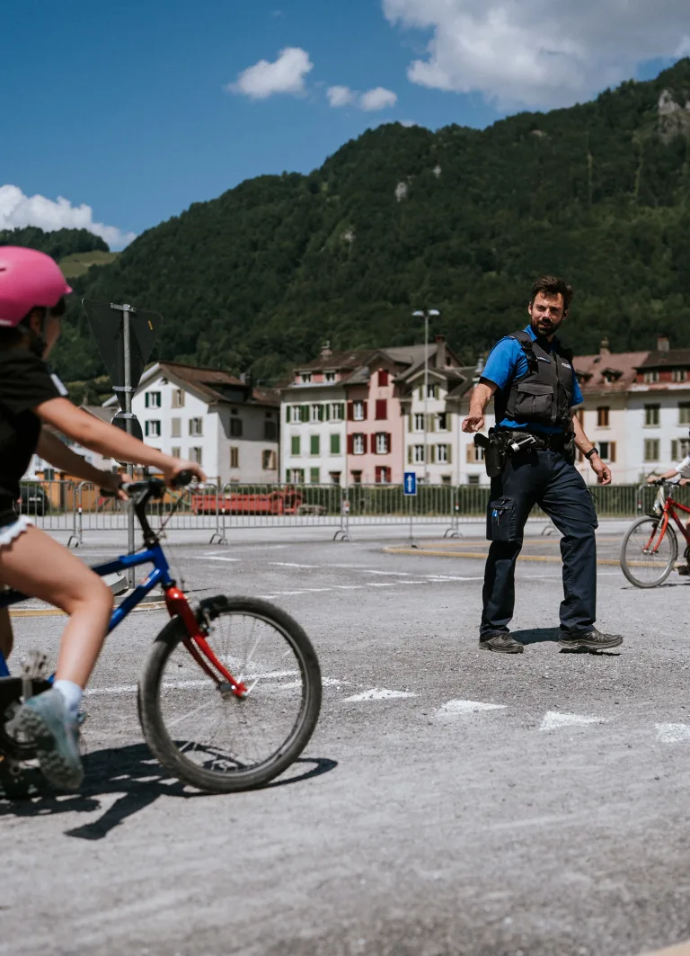 Glarus – Hunderte Kinder trainieren sicheres Velofahren