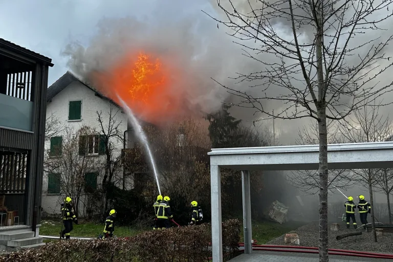 Grossaufgebot in Erlinsbach AG – Haus in Vollbrand