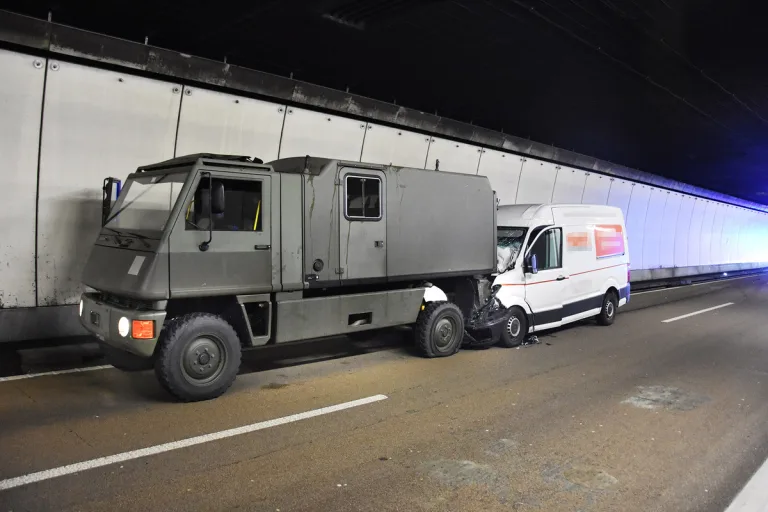 Emmetten NW - Verkehrsunfall im Seelisbergtunnel mit drei Verletzten