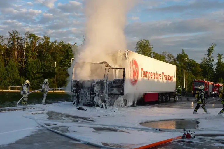 Cappeln - Vollbrand eines LKWs auf der Autobahn