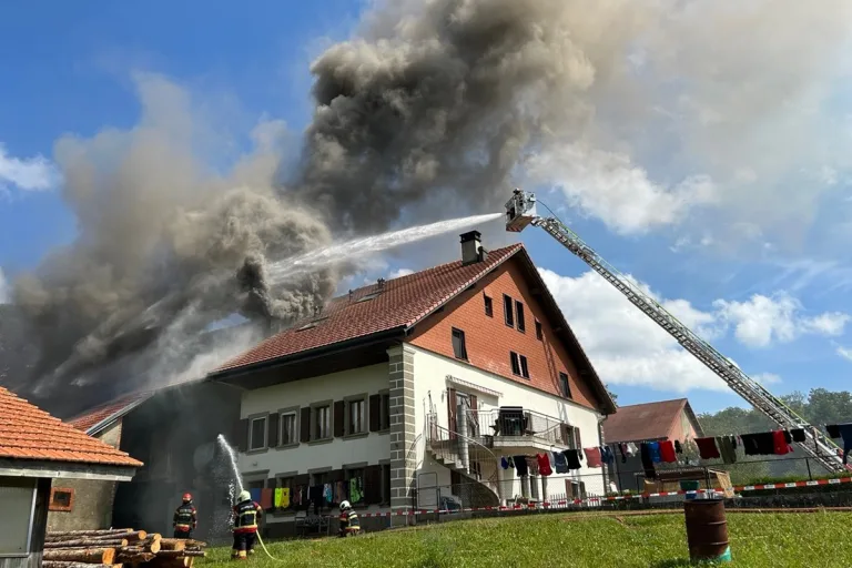 Vuarmarens FR – Brand von Futterballen in Scheune