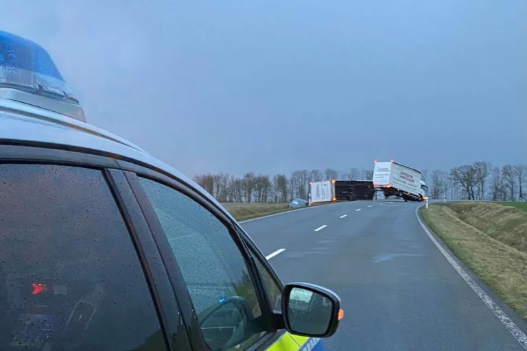 Beckum – Lkw blockiert Straße – Auto landet in Graben