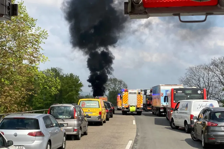 A565 Bonn – Brand eines Motorbootes auf der Autobahn