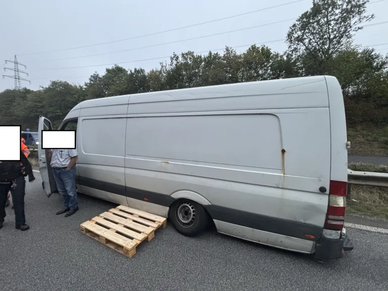 A48 Kaperich – Massiv überladener Kleintransporter verliert Reifen