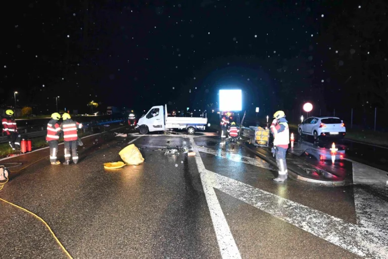 Kriessern SG - Lieferwagen steht unbeleuchtet auf der Autobahn  A13 quer und löst Frontalkollision aus