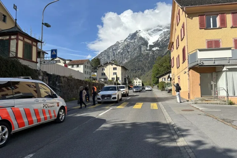 Mitlödi GL - Auffahrunfall am Fussgängerstreifen