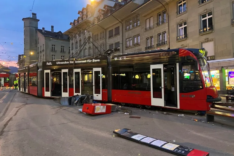 Unfall in Bern  - Tram beim Kornhausplatz entgleist - erhebliche Verkehrsprobleme waren die Folge