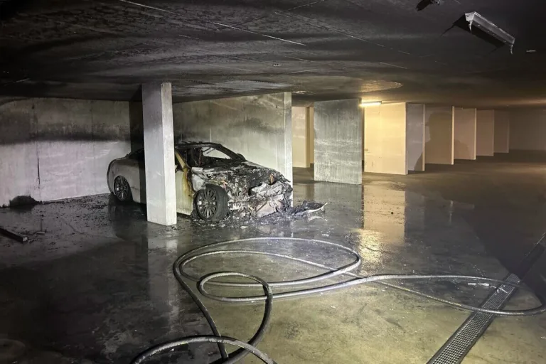 Hunzenschwil AG - Mercedes  brennt in Tiefgarage aus 