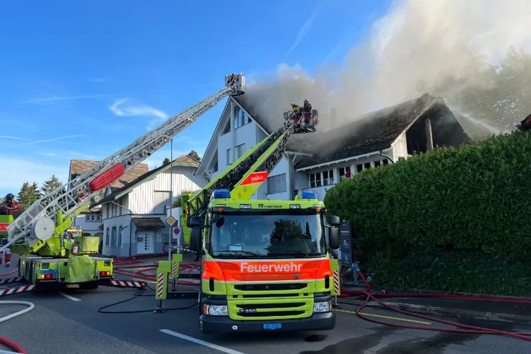 Oberrieden ZH - Mehrfamilienhaus in Flammen - Seestrasse gesperrt!