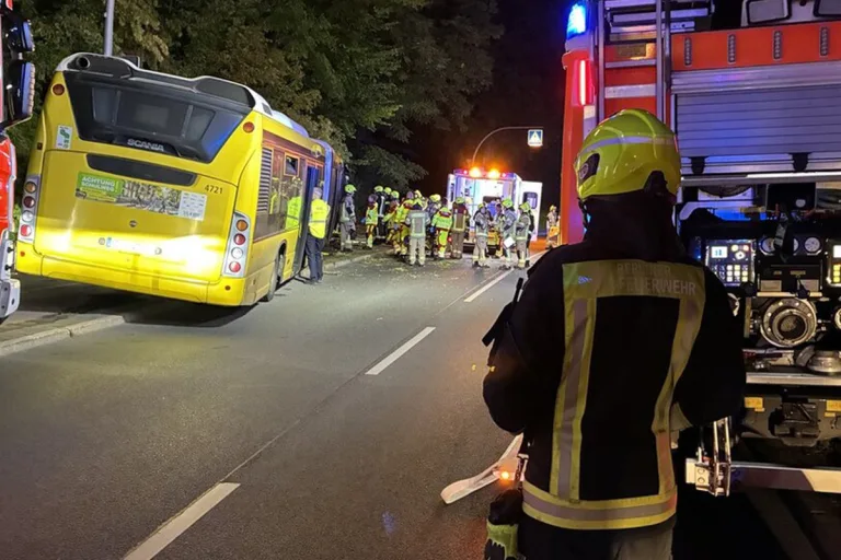 Berlin – Elf Menschen teils schwer verletzt bei Unfall von Bus