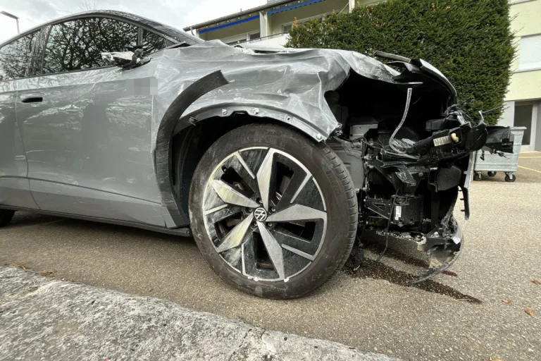 Rickenbach SO – Auto prallt bei Unfall in Hausfassade