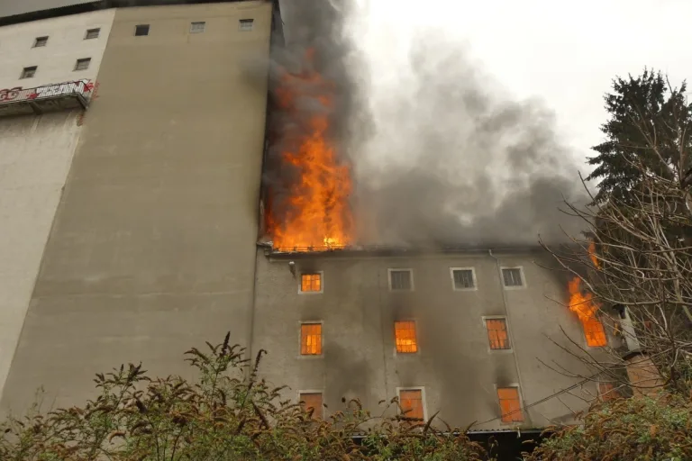 Großbrand in Graz - Rösselmühle in Graz brennt nieder