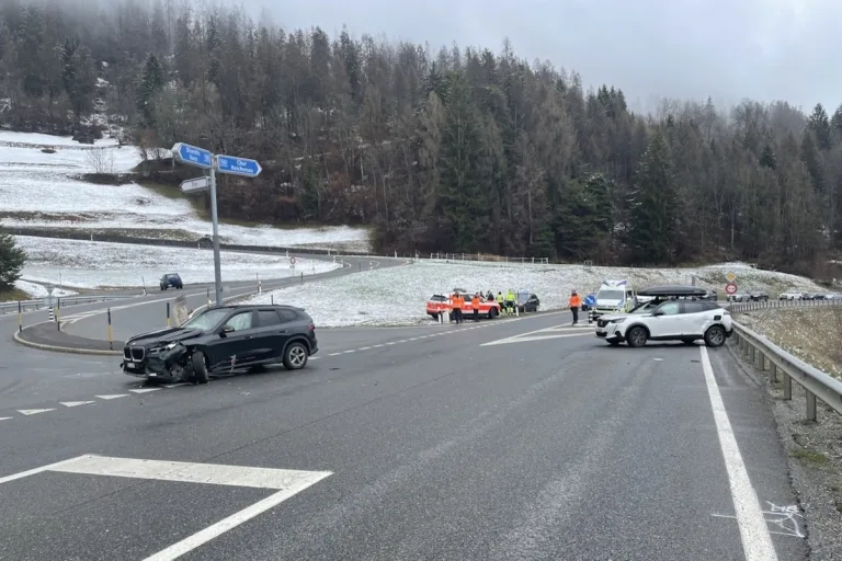 Trin GR - Unfall auf einer Kreuzung - Auto gerät während der Fahrt in Brand