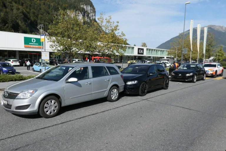 Näfels GL - Auffahrunfall mit drei Fahrzeugen