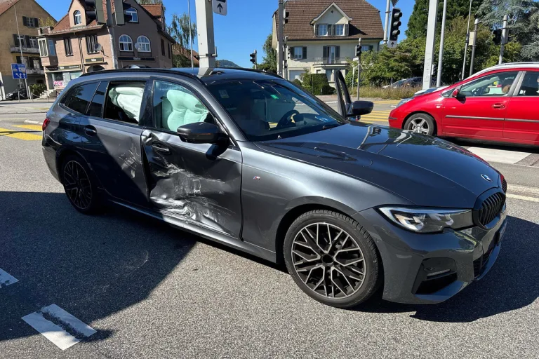 Unfall in Aarau - BMW-Fahrerin missachtet Rotlicht
