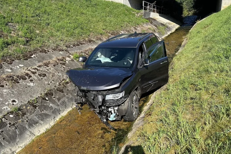 Seewen SZ - Auto landet bei Unfall im Bach