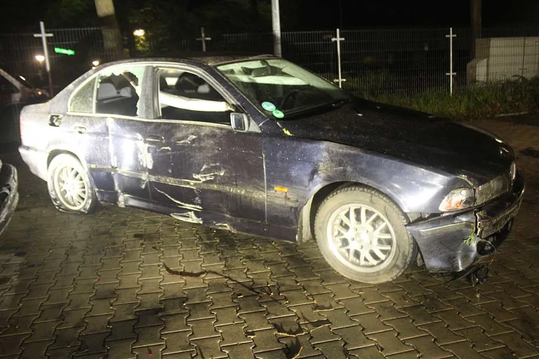 Haan - Betrunkener 22-Jähriger ohne Fahrerlaubnis nach Fahrerflucht festgenommen