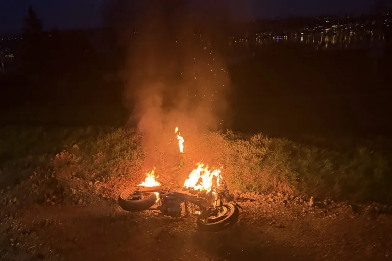 Sempach LU – Motorrad gerät nach Unfall in Brand