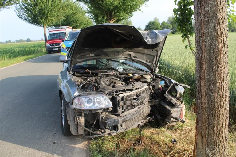 Unfall in Petershagen – VW-Fahrer prallt betrunken gegen Baum
