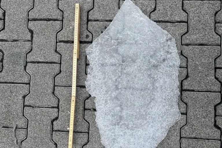 Buchs AG – Eisschollen während der Fahrt von einem Fahrzeugdach gefallen