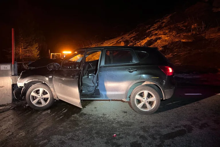 Göschenen UR – Fahrer nach Kollision ins Spital geflogen