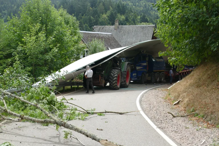Müllheim – Schwertransport verunfallt mit Rotorblatt