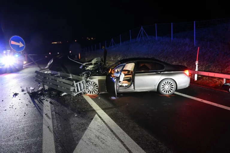 Unfall in Andeer GR - Infolge Müdigkeit mit Leitplanke kollidiert