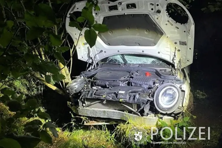 Mackenbach - Mini landet bei Unfall in einer Böschung