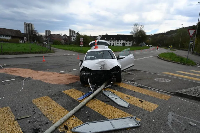 Regensdorf ZH - Verkehrsbehinderungen nach Selbstunfall
