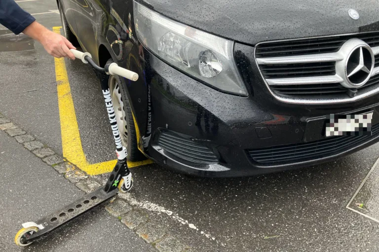 Näfels GL – Minivan erfasst 9-jährigen Jungen mit Kickboard
