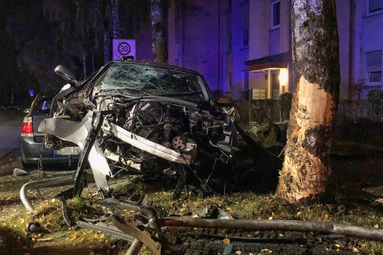 Bogenhausen BY - Nach Unfall auf einem Auto liegen geblieben 