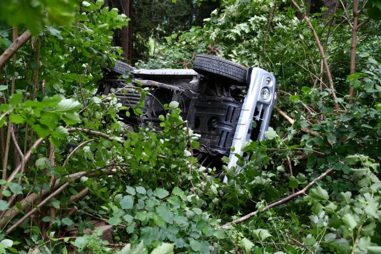 Maladers GR - Ehepaar stürzt mit Auto 50 Meter Abhang hinunter!