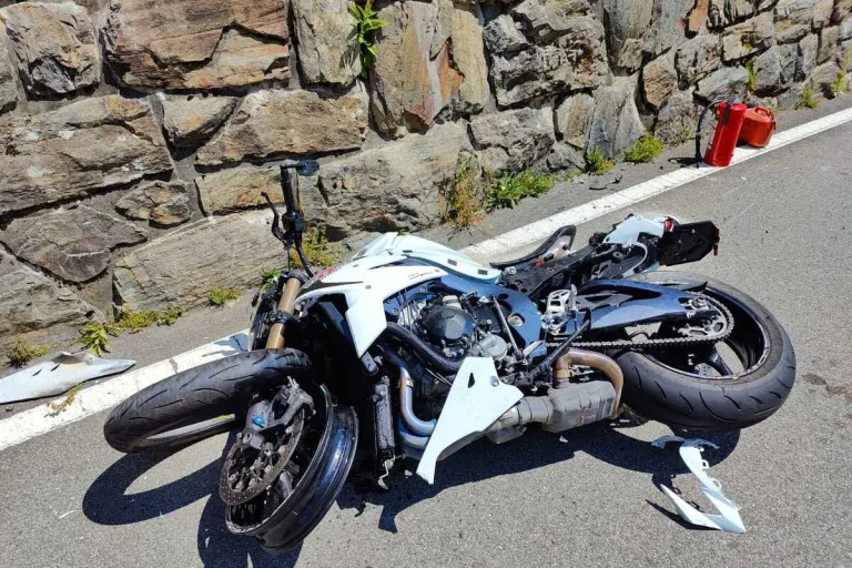 Unfall in Wassen UR - Motorradlenker schlittert rund 15 Meter über die Fahrbahn