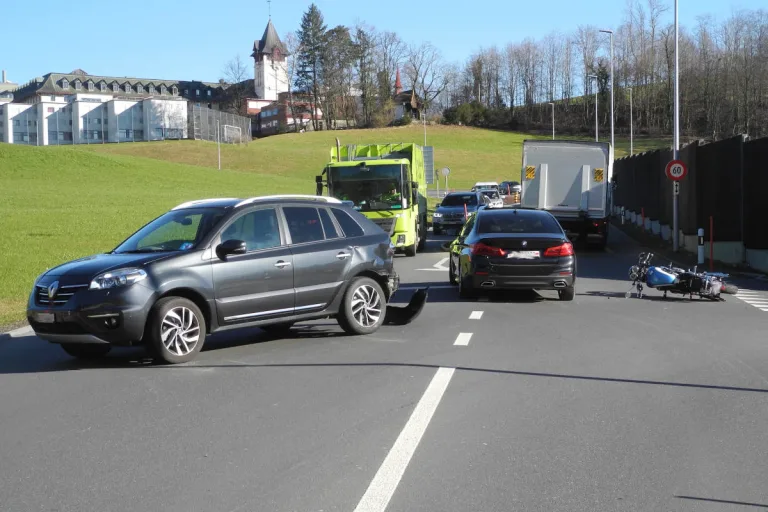 Küssnacht SZ – Motorradfahrer bei Kollision im Spital