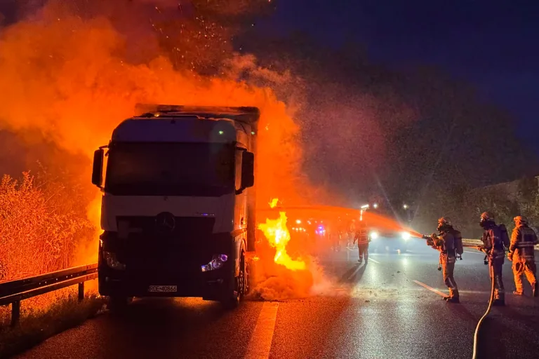 A2 Helmstedt NI – Brand von Lkw auf Autobahn verursacht Vollsperrung