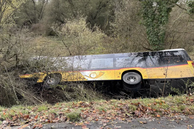 Koblenz AG – Auto kollidiert frontal mit Postauto