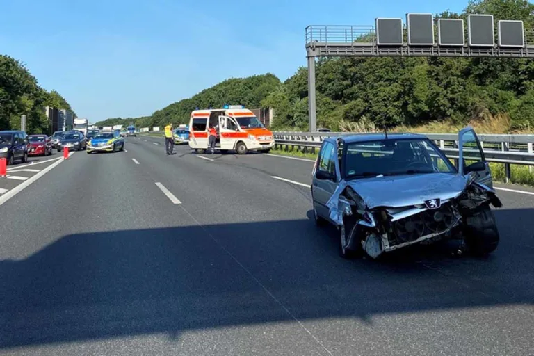 Oyten - A1 nach Unfall voll gesperrt - LKW-Fahrer übersah Peugeot