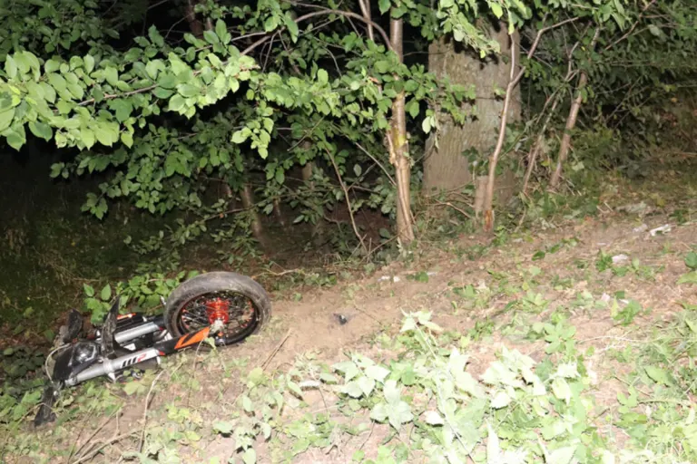 Herford – Motorrad prallt gegen Baum – 18-Jähriger schwer verletzt