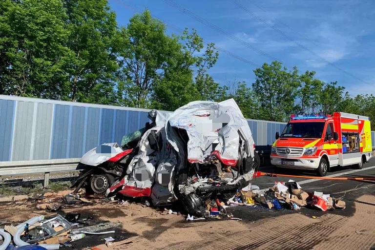 Schrecklicher Unfall in Paderborn - Lkw rast am Stauende in Transporter - 20-Jähriger tot!