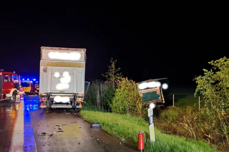 Sottrum - Transporter landeten auf der Autobahn A1 neben der Autobahn