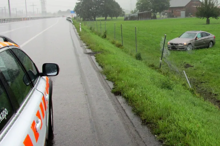 Niederurnen GL – Selbstunfall auf der A3 nach Überholmanöver