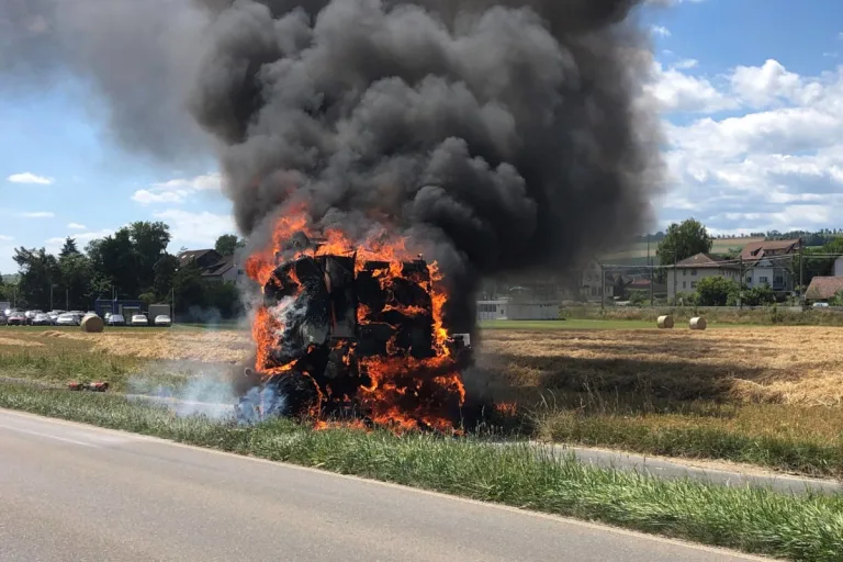 Wilchingen SH – Brand einer Ballenpresse