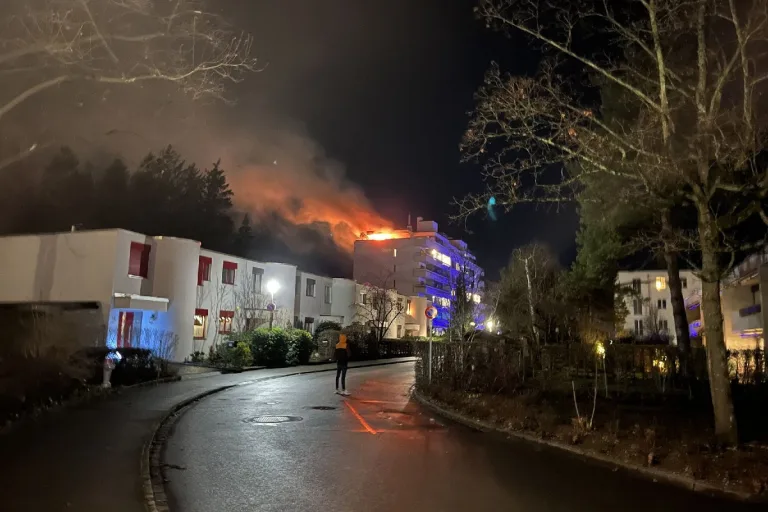 Reinach BL - Thiersteinerstrasse wegen Brand gesperrt