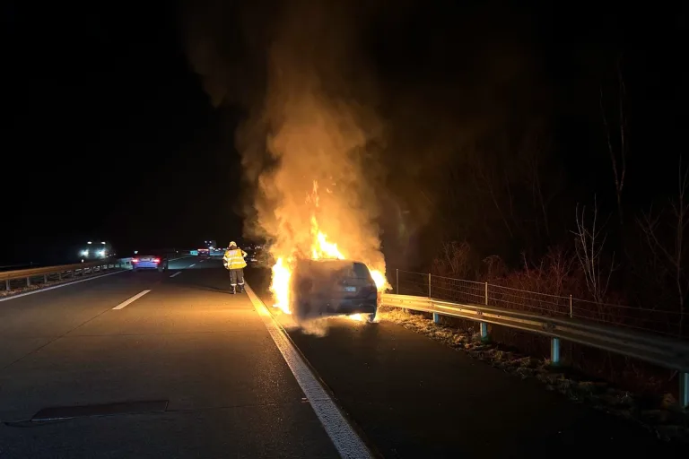 Sennwald SG - Auto auf der A13 in Brand geraten